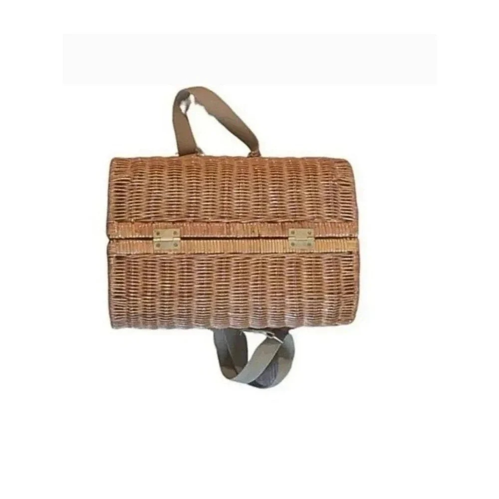 Rattan Picnic Bag with Wine Holder & Napkins Perfect for spring/summer!
